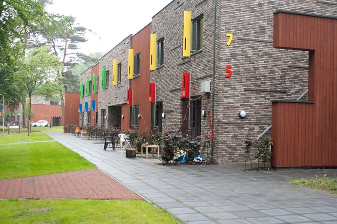 Op het terrein in Kemnade staan moderne woningen, aangepast voor de doelgroep.